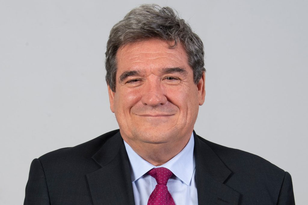 Ministro Escrivá requerido a actualizar el listado de profesiones reguladas